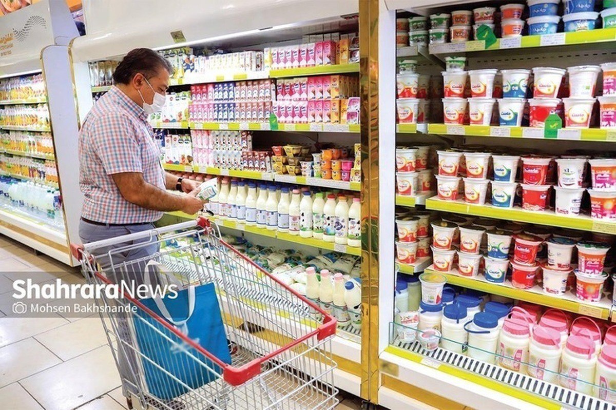 دبیر اتحادیه تولیدکنندگان و صادرکنندگان مواد لبنی خراسان رضوی در واکنش به کمبود شیر پاکتی در فروشگاه‌های سطح شهر گفت: مشکل اصلی فقط شیر پاستوریزه ۹۰۰ گرمی است که به‌دلیل اختلاف‌نظر دامداران و تولیدکنندگان با دولت از عرضه محصولات روز به بازار امتناع شده است.