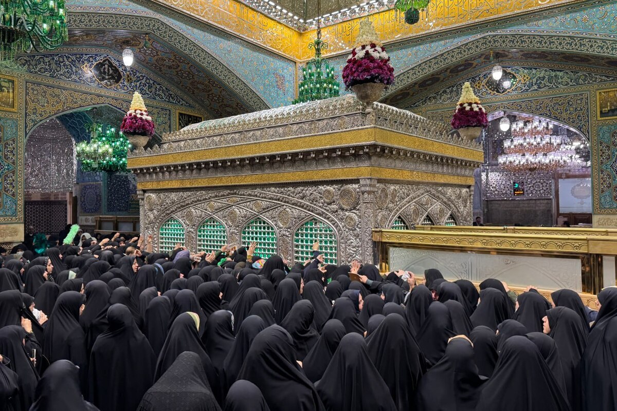 مراسم غبارروبی ضریح مطهر امام رضا(ع) با حضور بانوان برگزار شد(۱۸ آذر ۱۴۰۴)