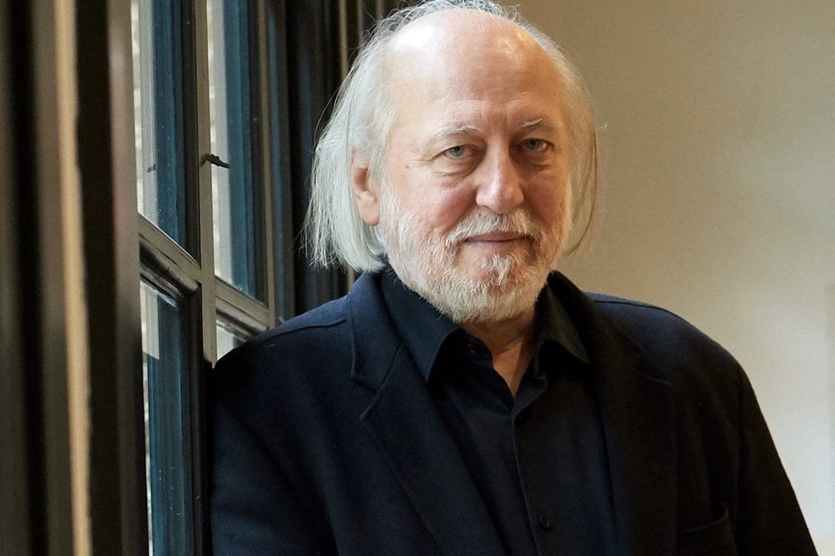 برنده نوبل ادبیات ۲۰۲۵ می‌گوید مواجهه نوجوانی‌اش با آثار فرانتس کافکا سرنوشت ادبی او را رقم زد.