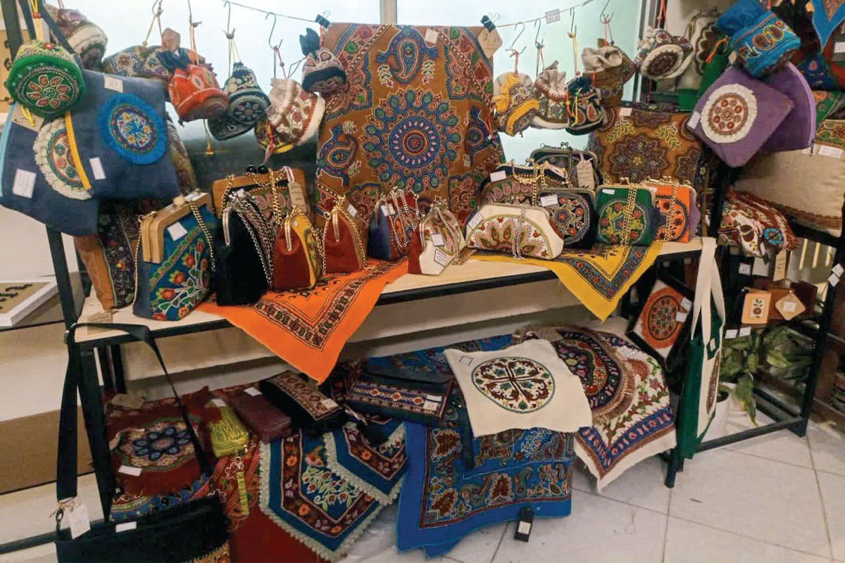 گفت وگو با هنرمندان صنایع دستی در حاشیه نمایشگاه «خانه صنایع دستی ایران» | هنر ایرانی در تنگناهای اقتصادی