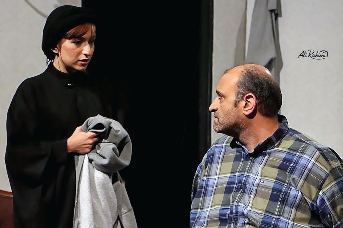 نقدی بر تئاتر «درمان خانگی» به نویسندگی بهزاد آقاجانی و کارگردانی احسان خزاعی | دردهای خانوادگی