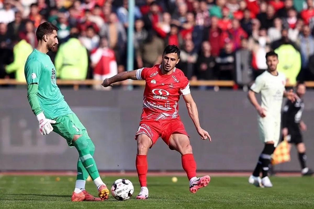 سازمان لیگ فوتبال ایران اعلام کرد دیدار پرسپولیس و تراکتور «هفته آخر آذر» برگزار خواهد شد.