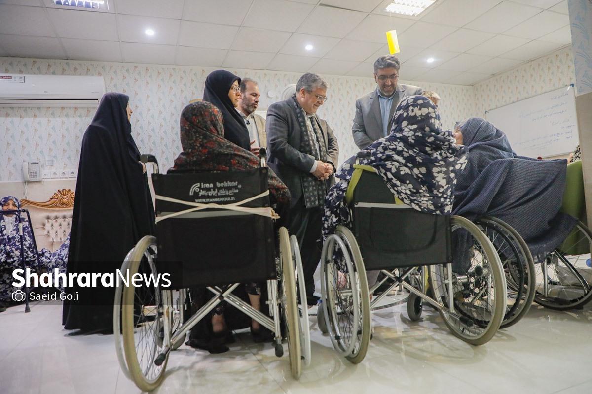 به مناسبت سالروز ولادت حضرت زهرا(س) و گرامیداشت روز زن و مادر، شهردار مشهد مقدس، رئیس و جمعی از اعضای شورای اسلامی شهر مشهد با حضور در موسسه توانبخشی سالمندان ایثار با تعدادی از مادران و همسران شهدا دیدار کردند.