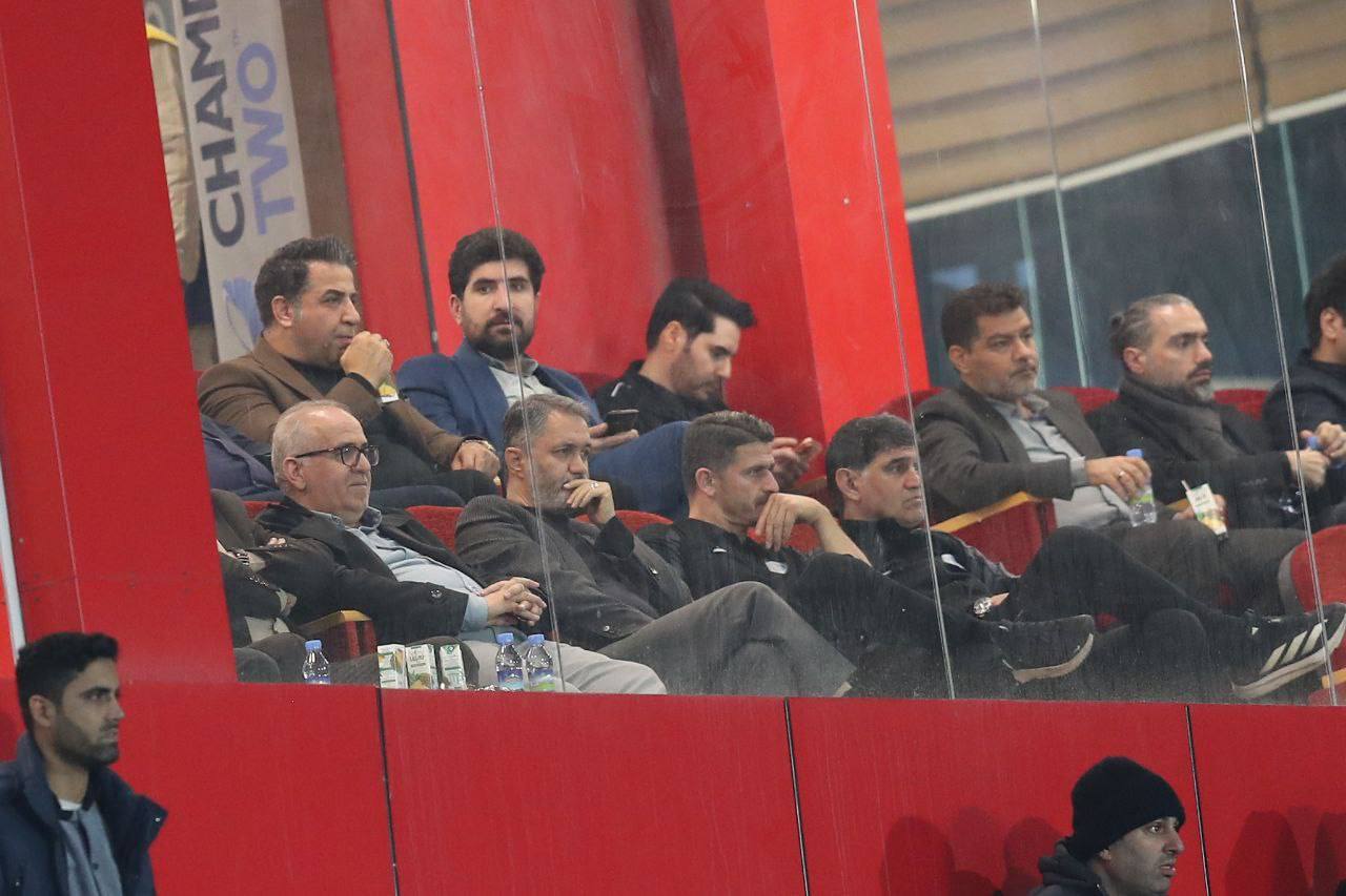 چهره غمگین وریا غفوری در جایگاه وی آی پی