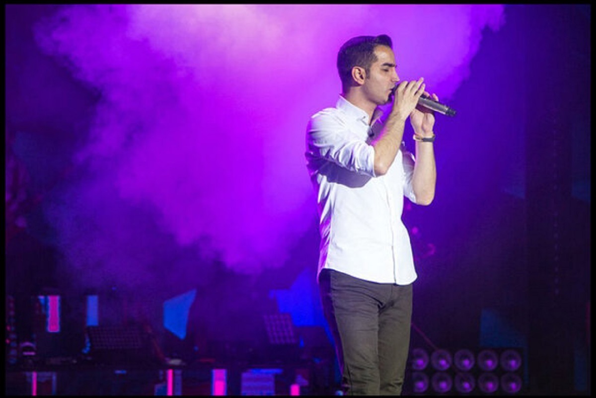 وطن دوستی محسن یگانه وقتی پرچم بحرین را در کنسرتش بالا بردند.