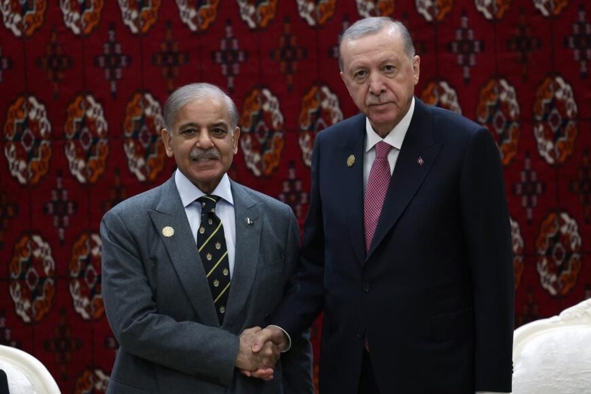 رجب طیب اردوغان، رئیس‌جمهور ترکیه، در دیدار با شهباز شریف نخست‌وزیر پاکستان اعلام کرد که آنکارا آمادگی دارد در روند حفظ آتش‌بس میان پاکستان و افغانستان نقش‌آفرینی کند.