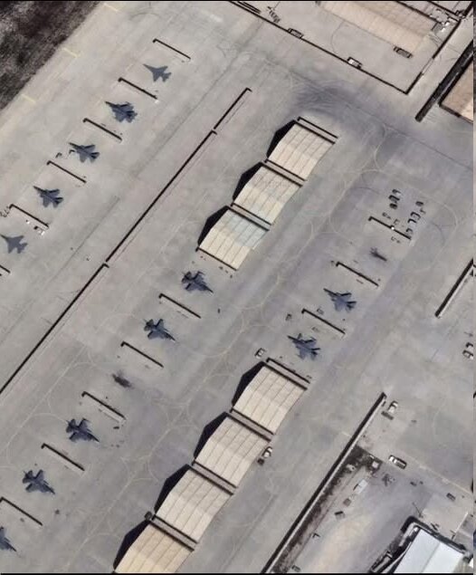 طالبان تصویر هواپیماهای نظامی را بر روی زمین پایگاه هوایی بگرام نقاشی کردند طالبان تصویر هواپیماهای نظامی را بر روی زمین پایگاه هوایی بگرام نقاشی کردند