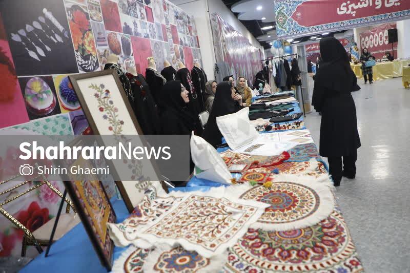 حضور بیش از ۱۵۰ بانوی هنرجو و مربیانشان در نمایشگاه «ایوان هنر» حضور بیش از ۱۵۰ بانوی هنرجو و مربیانشان در نمایشگاه «ایوان هنر»