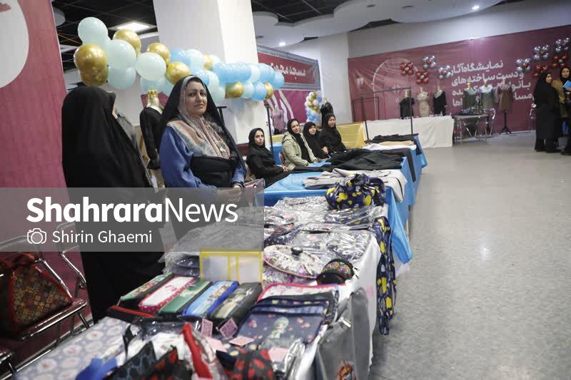 حضور بیش از ۱۵۰ بانوی هنرجو و مربیانشان در نمایشگاه «ایوان هنر» حضور بیش از ۱۵۰ بانوی هنرجو و مربیانشان در نمایشگاه «ایوان هنر»