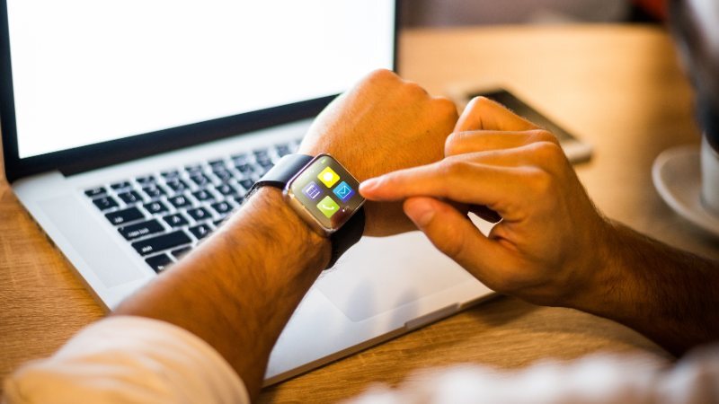 علت روشن شدن ساعت هوشمند با چرخش دست چیست؟ علت روشن شدن ساعت هوشمند با چرخش دست چیست؟