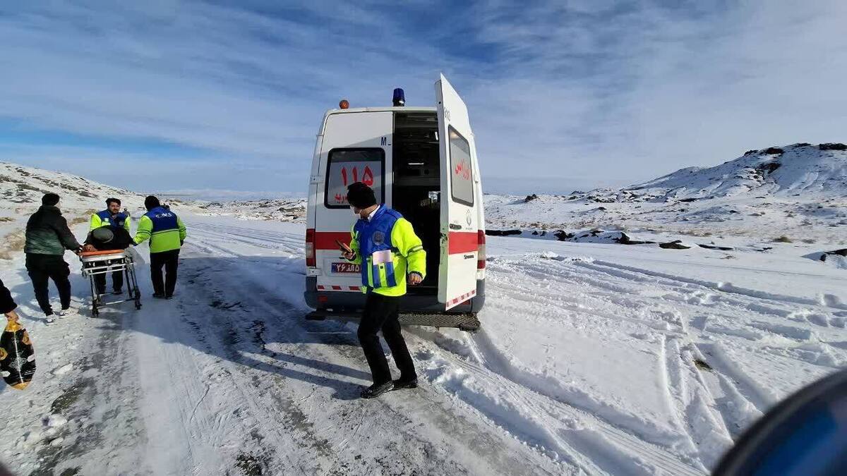 رییس اورژانس پیش بیمارستانی و مدیریت حوادث دانشگاه علوم پزشکی مشهد گفت: طرح امداد زمستانی اورژانس پیش بیمارستانی در محور‌های جاده‌ای مناطق زیر پوشش این دانشگاه برای منظور خدمت‌رسانی به زائران و مجاوران بارگاه منور رضوی از امروز ۲۵ آذر ماه آغاز شد.