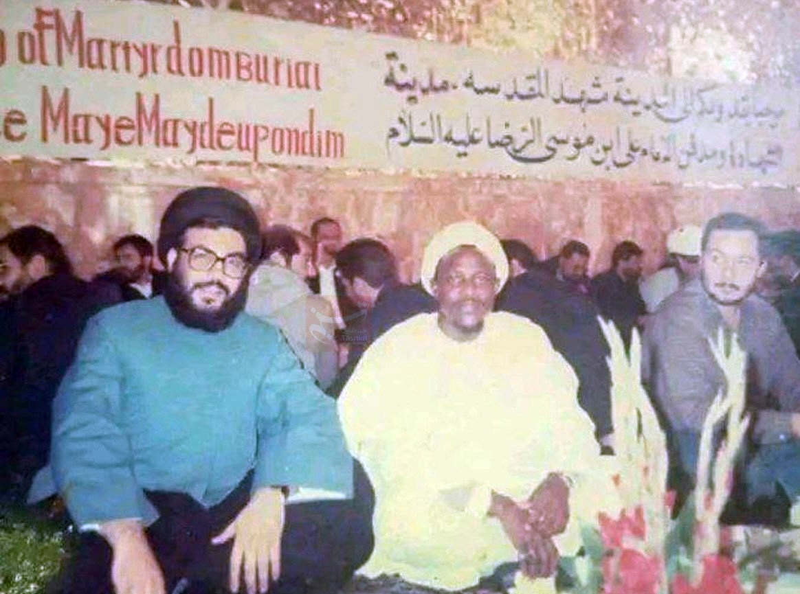 تصویری تاریخی از حضور شهید سید حسن نصرالله در حرم رضوی + عکس تصویری تاریخی از حضور شهید سید حسن نصرالله در حرم رضوی + عکس