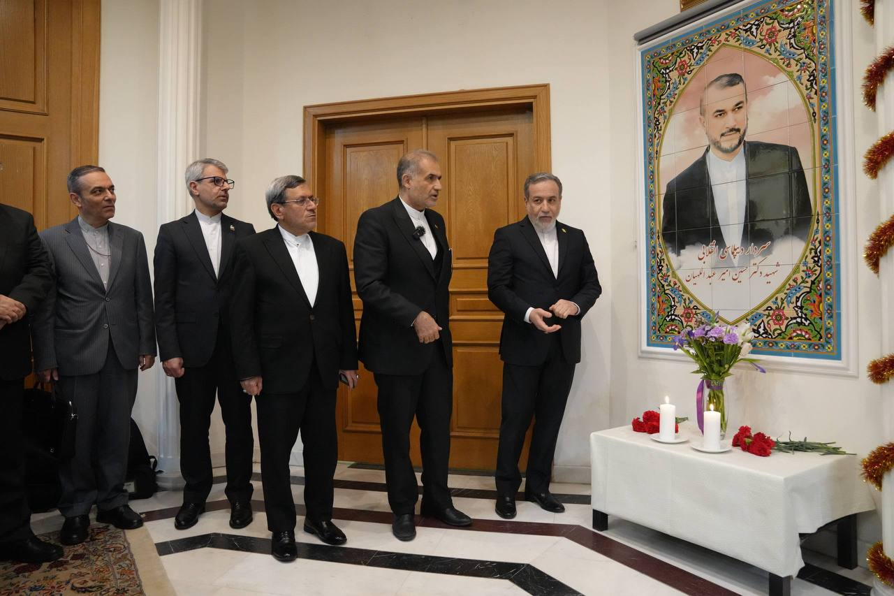 با حضور وزیر خارجه از نماد یادبود شهید امیرعبداللهیان در مسکو رونمایی شد با حضور وزیر خارجه از نماد یادبود شهید امیرعبداللهیان در مسکو رونمایی شد