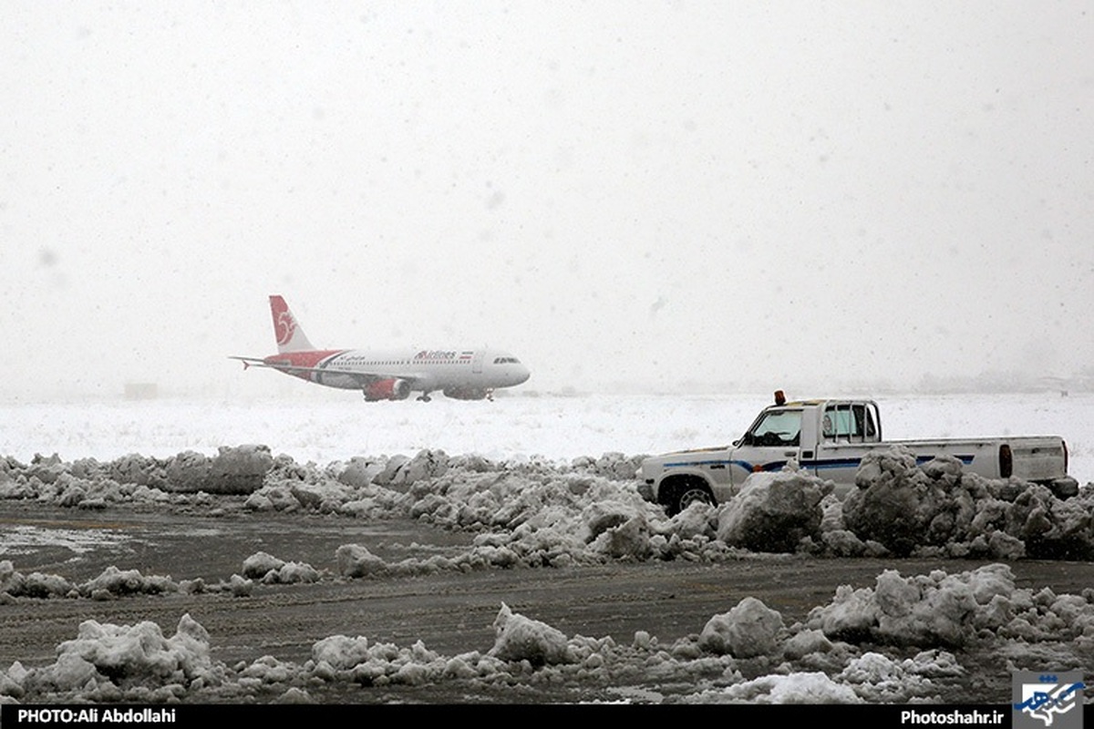همزمان با بارش برف در مشهد، عملیات برف‌روبی تیم عملیات زمستانی در فرودگاه بین‌المللی مشهد در حال انجام است و سطوح پروازی همچنان عملیاتی است.