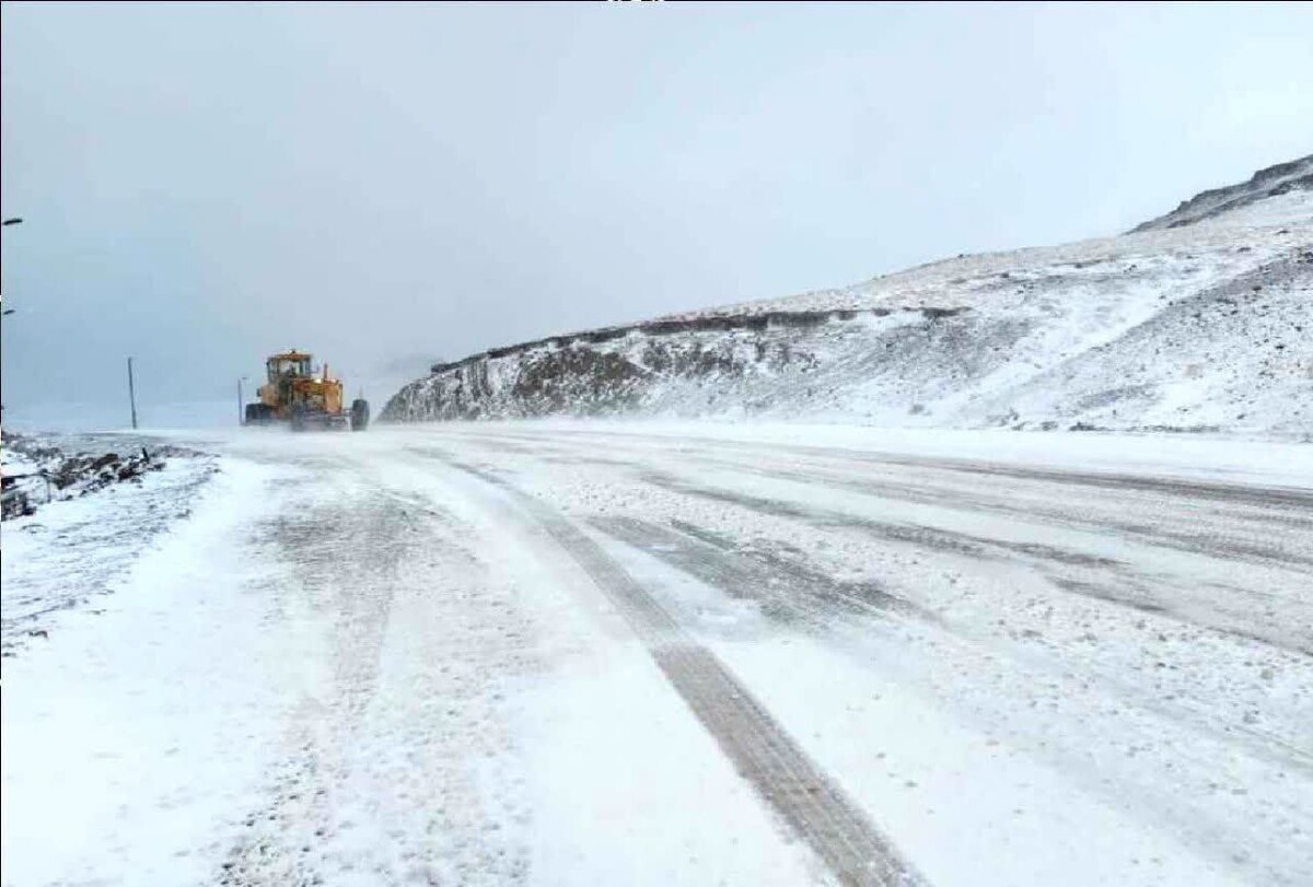 به دلیل بارش سنگین برف و شرایط نامساعد جوی، تردد در سه محور فرعی این شهرستان تا اطلاع ثانوی مسدود شد و از شهروندان خواسته شد از تردد غیرضروری در جاده‌ها پرهیز کنند.