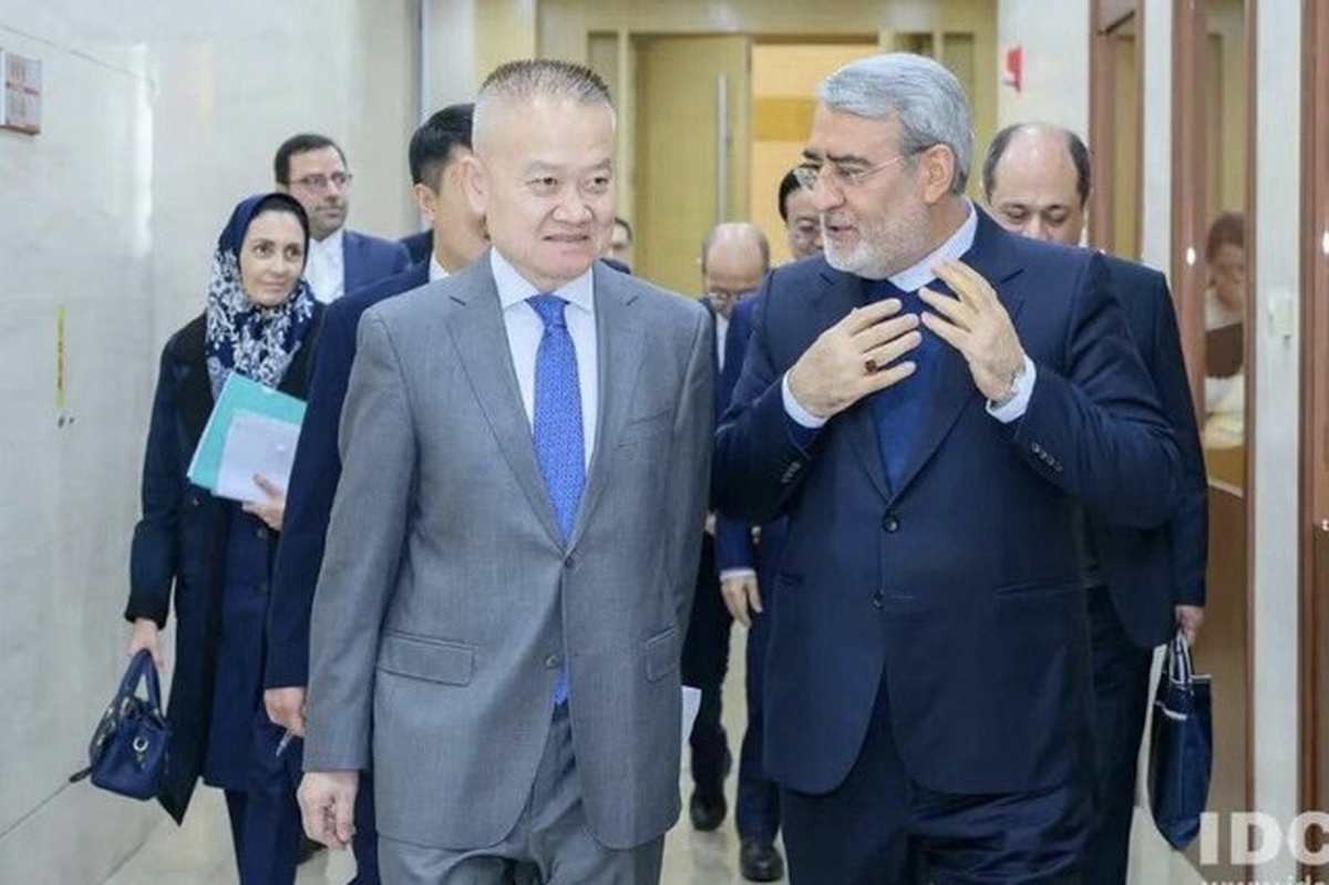 سفیر جمهوری اسلامی ایران در چین با «لیو‌های شینگ»، وزیر دپارتمان بین‌المللی کمیته مرکزی حزب حاکم چین (وزیر بین‌الملل حزب)، دیدار کرد.