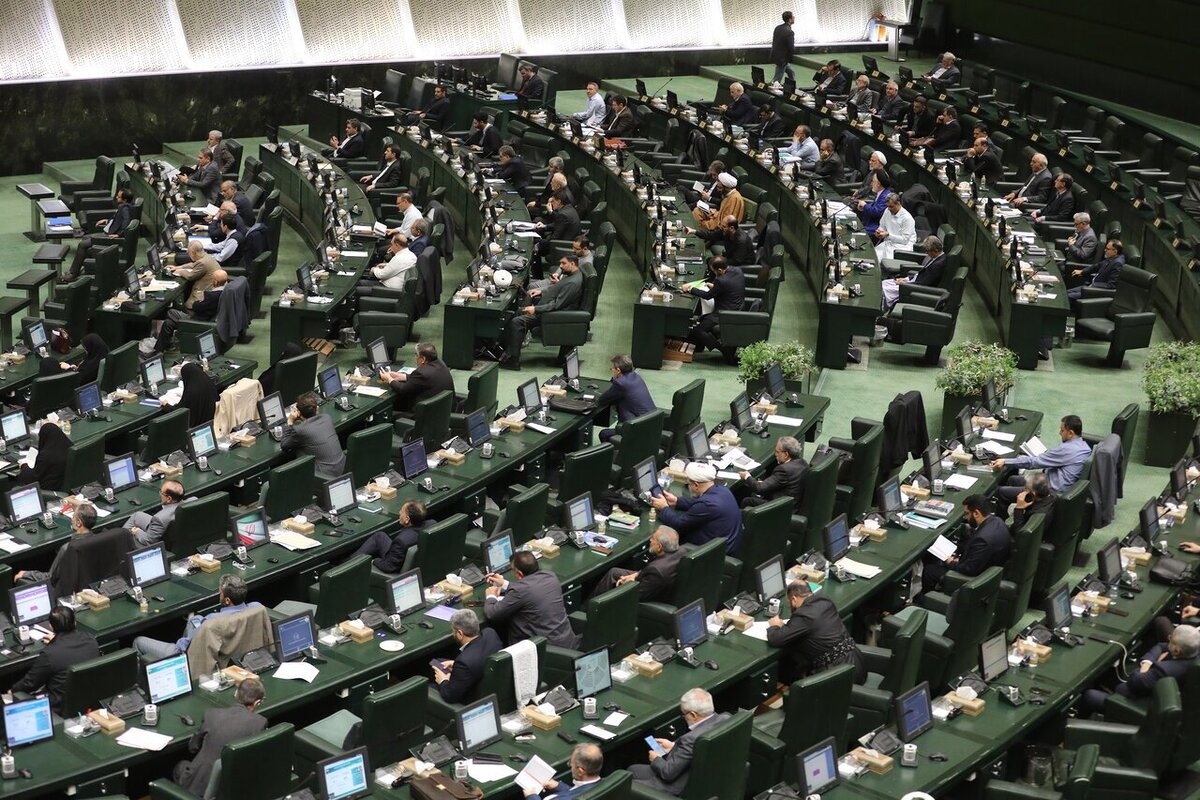 مرکز ارتباطات، رسانه و امور فرهنگی مجلس شورای اسلامی در پی انتشار اظهاراتی درباره نقش مجلس در حذف ارز ۴۲۰۰ تومانی و جلوگیری از تثبیت نرخ ارز، با صدور اطلاعیه‌ای این ادعاها را خلاف واقع دانست و تأکید کرد: مجلس یازدهم نه‌تنها دولت را مکلف به حذف ارز ترجیحی نکرده، بلکه هرگونه تغییر در سیاست ارزی را مشروط به صیانت از معیشت مردم و اجرای سازوکارهای جبرانی کرده است.