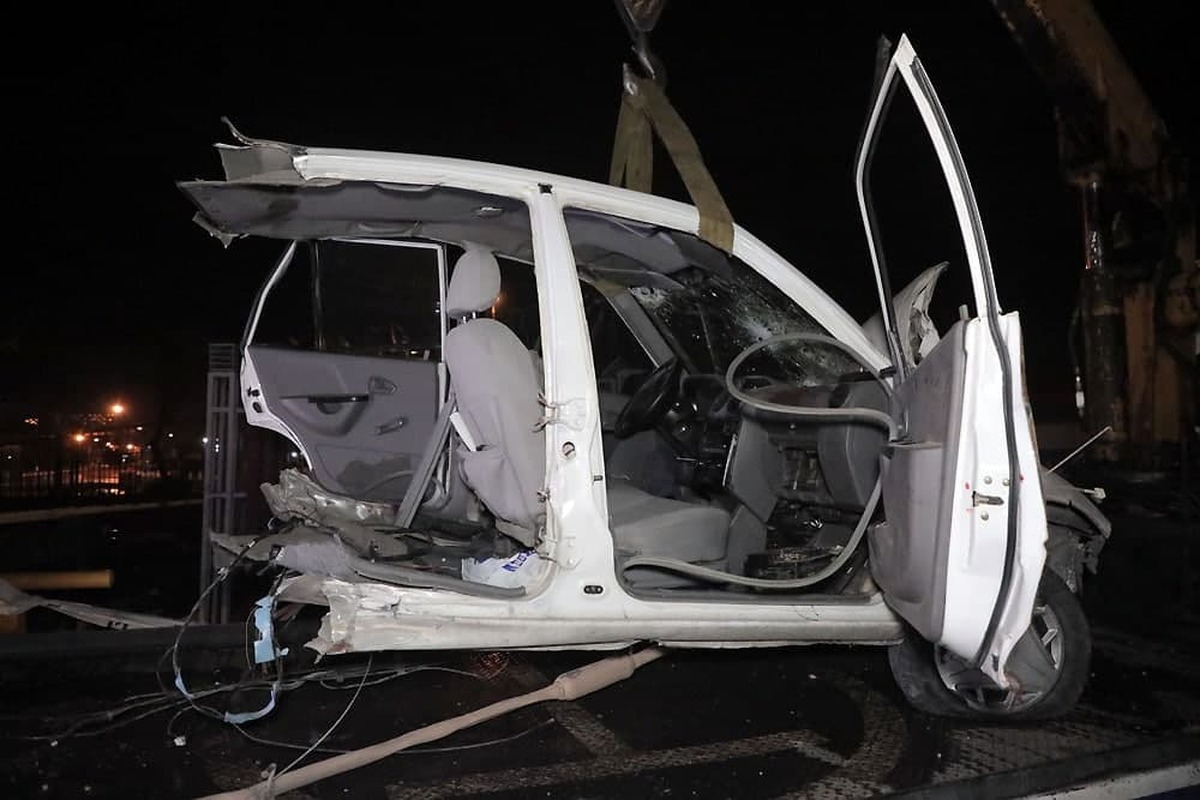 نصف شدن خودرو و فوت ۲ نفر از سرنشینان در اثر برخورد با تیر چراغ برق در بلوار نماز مشهد (سه‌شنبه، ۴ آذر ۱۴۰۴)