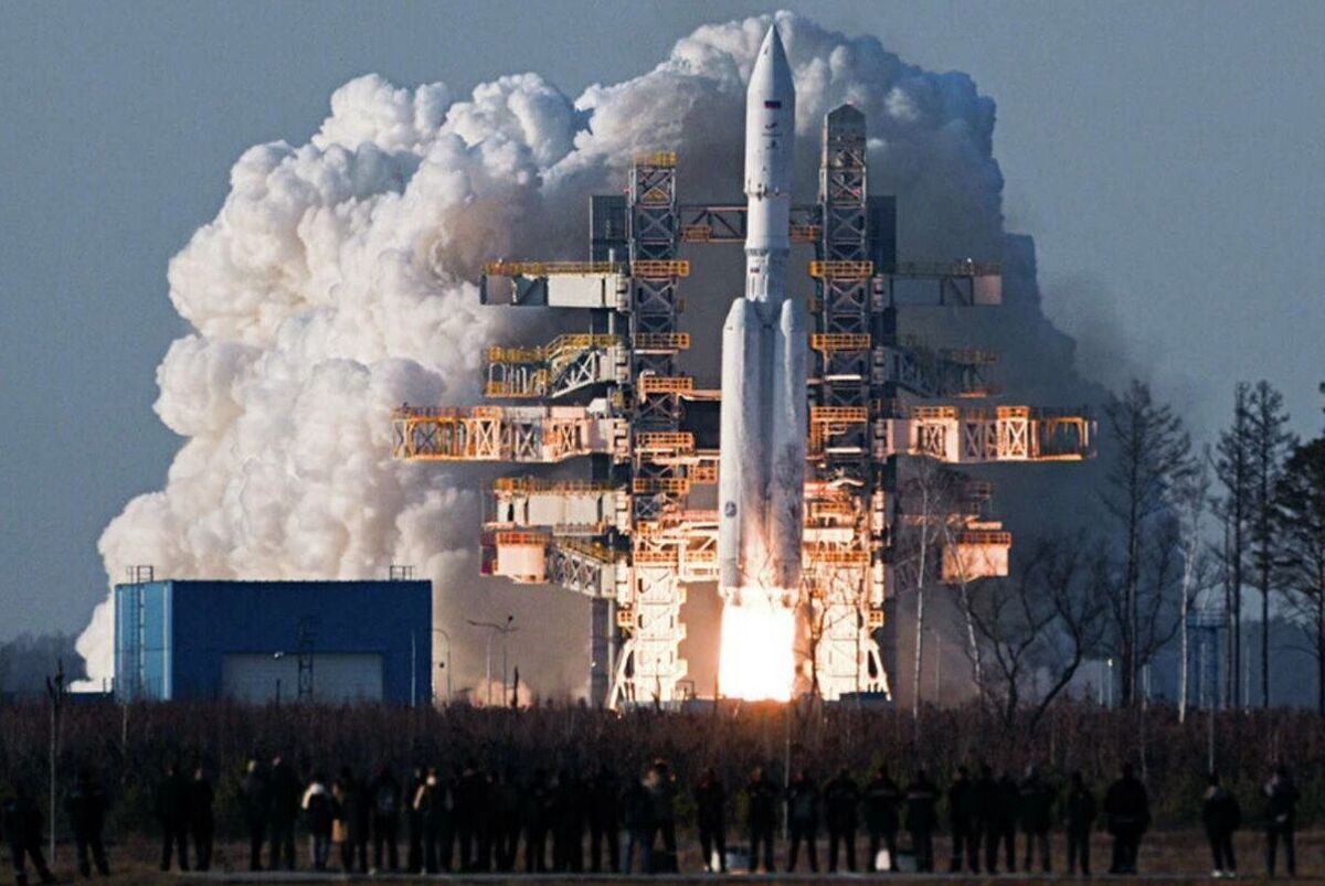 وزارت دفاع روسیه در بیانیه‌ای اعلام کرد که نیروهای هوافضای این کشور با پرتاب یک موشک ماهواره‌بر از پایگاه فضایی پلستسک (پایگاه فضایی آزمایشی دولتی وزارت دفاع روسیه) در منطقه آرخانگلسک، با موفقیت چند ماهواره نظامی جدید را در مدار زمین قرار دادند.