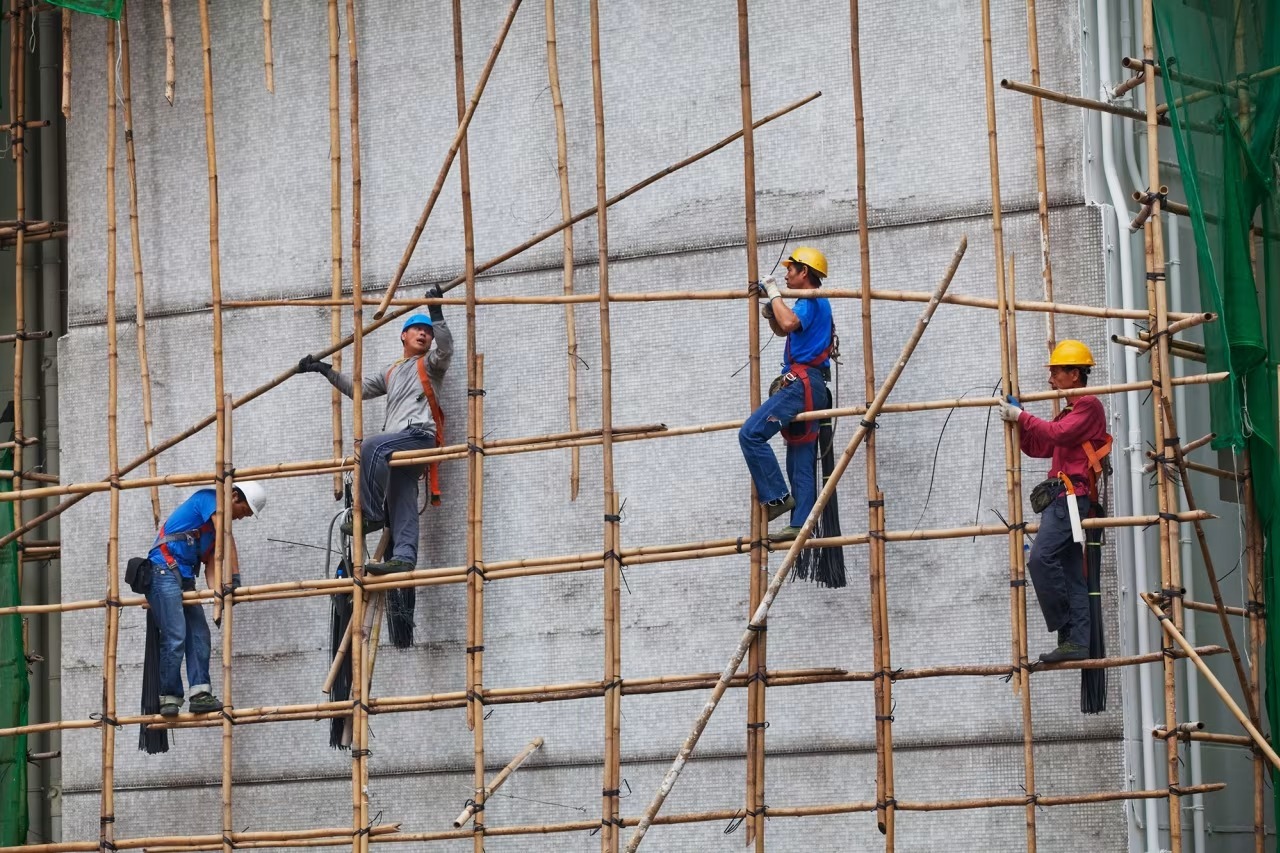 آتش‌سوزی وحشتناک در چندبرج هنگ‌کنگ با ۱۳ کشته + فیلم و عکس