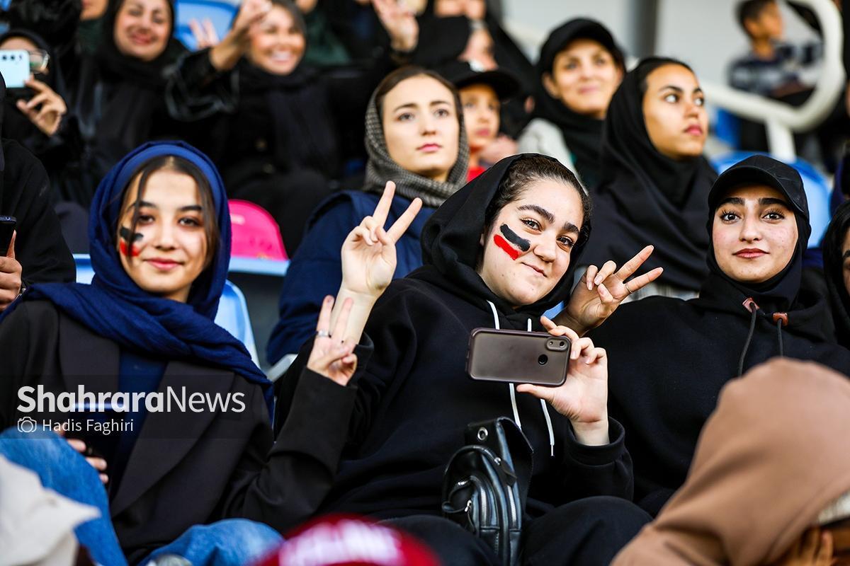 روزی متفاوت در فوتبال مشهد؛ سکوهایی که بالاخره به روی بانوان باز شد