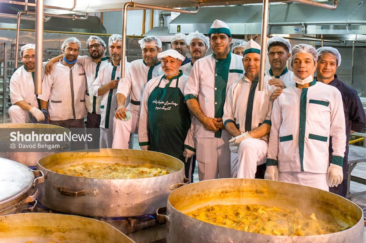 راز محبوبیت غذای حضرتی چیست؟ | توزیع روزانه تا ۳۰ هزار پرس غذا بین زائران