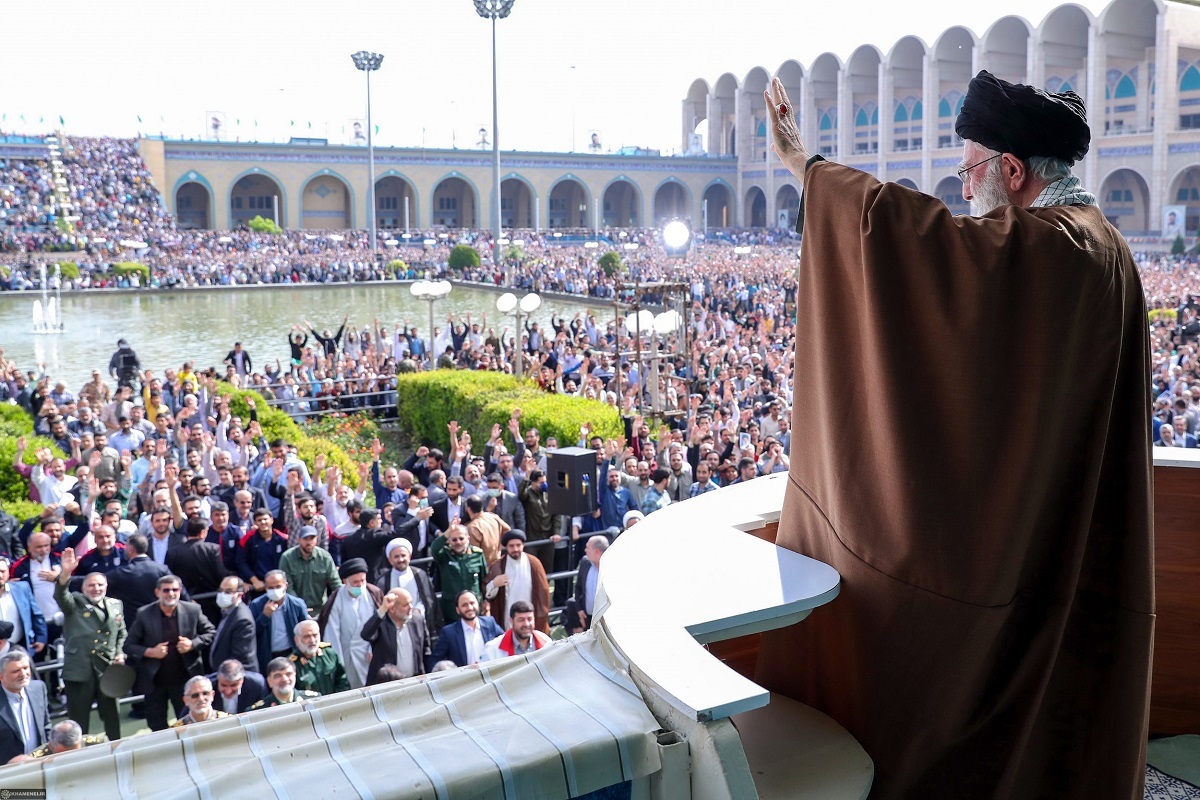 آمریکا شرارت کند، سیلی می‌خورد | بازخوانی بیانات رهبر معظم انقلاب در خطبه‌های نماز عید فطر ۱۴۰۴،