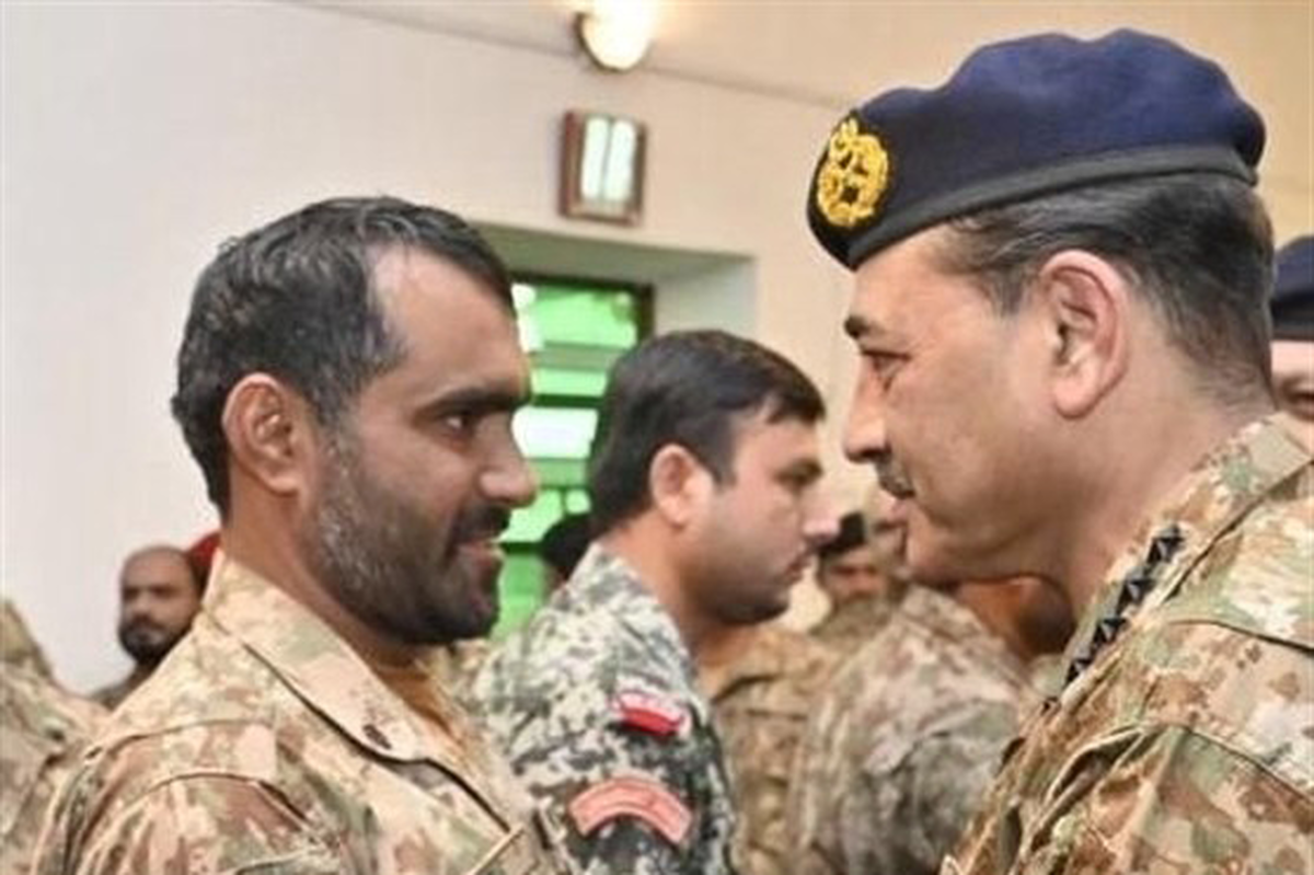 فرمانده ارتش پاکستان برای دیدار با سربازانش به مرز با افغانستان رفت