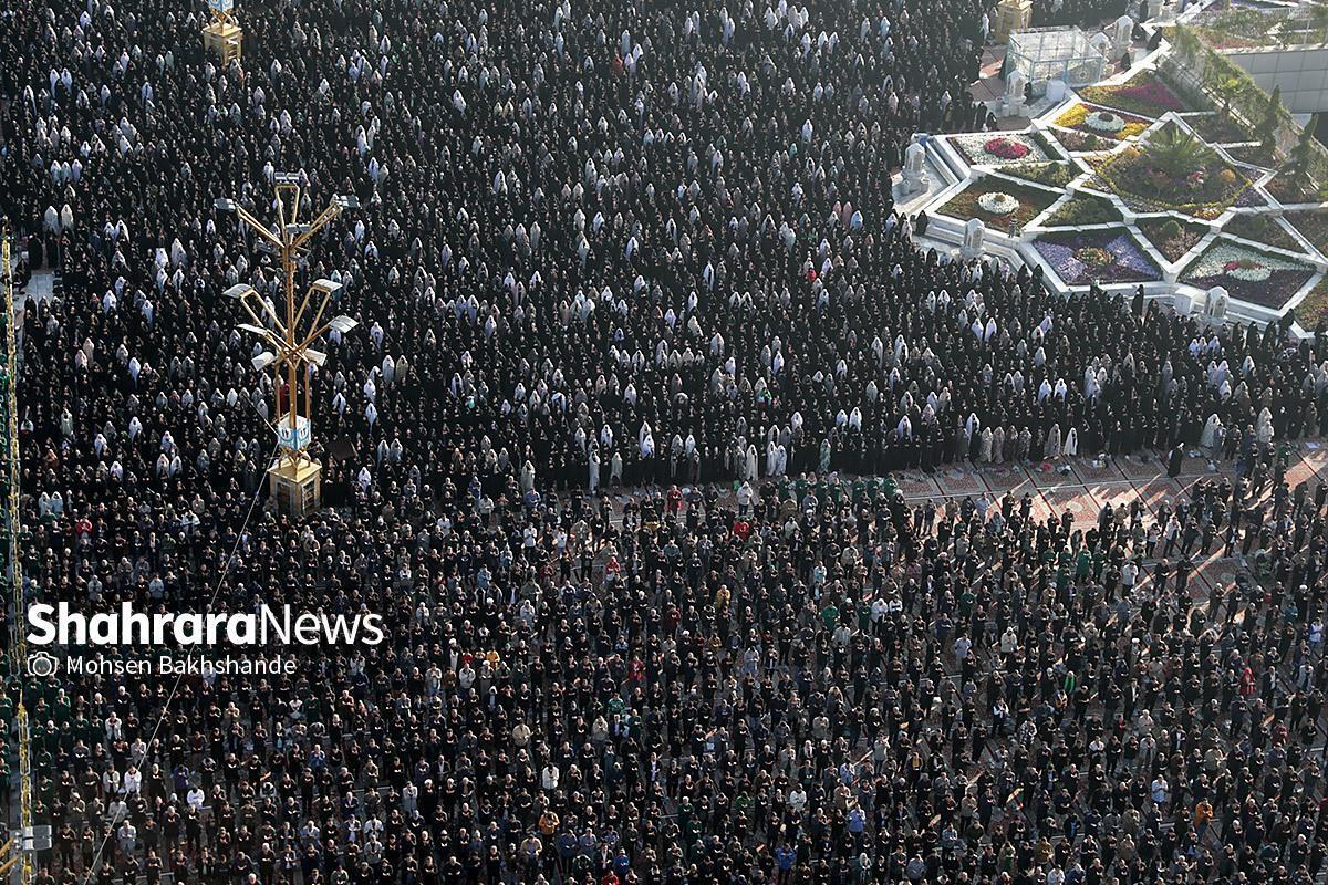 ویدئو | نماز عید فطر در حرم رضوی؛ به یاد رهبر شهید، زیر سایه امام مهربانی ها