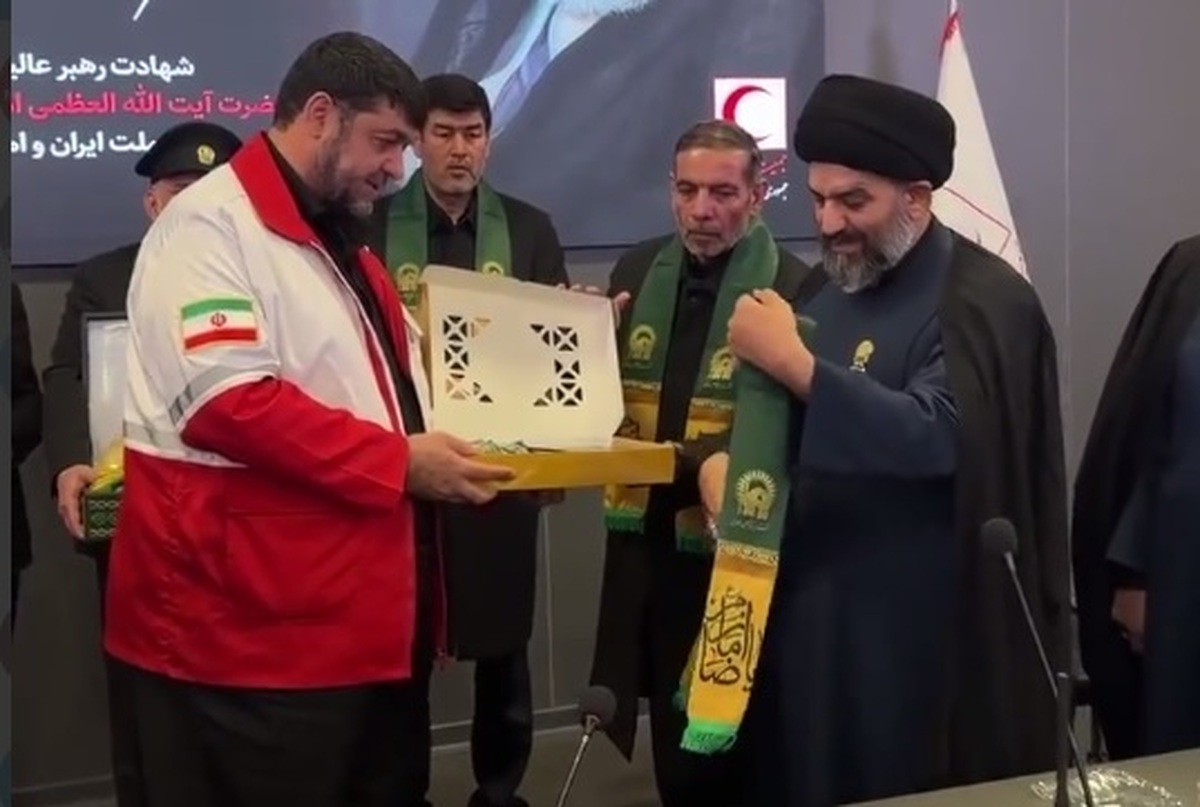 ویدئو | حضور سرزده خادمان رضوی با پرچم متبرک حرم امام رضا(ع) در پایگاه هلال&zwnj;احمر تهران