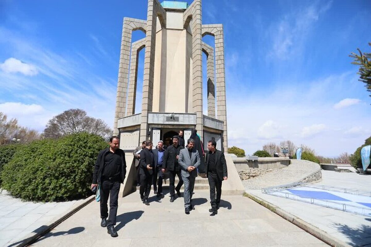 آرامگاه باباطاهر با وجود آسیب وارده پذیرای بازدیدکنندگان است