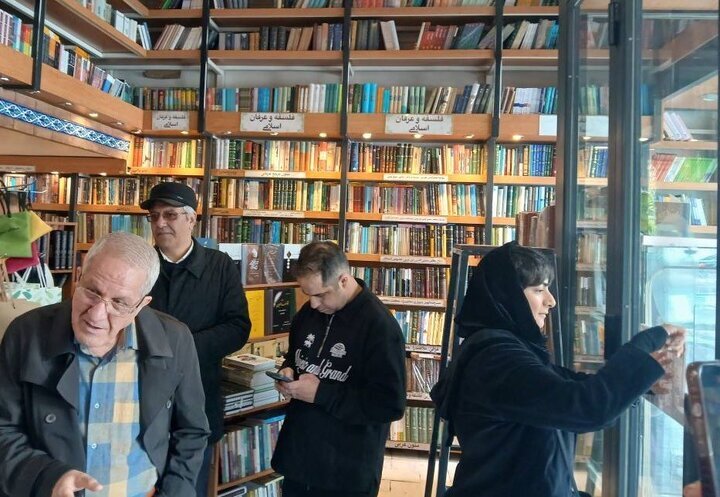 خبرنگاران با حضور در کتاب فروشی‌ها اقدامات رژیم صهیونیستی را محکوم کردند + تصاویر