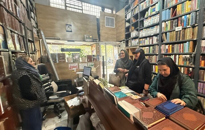 خبرنگاران با حضور در کتاب فروشی‌ها اقدامات رژیم صهیونیستی را محکوم کردند + تصاویر