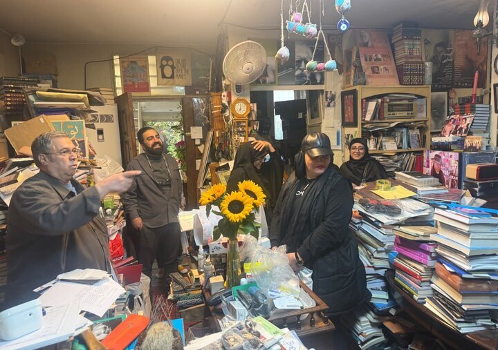 خبرنگاران با حضور در کتاب فروشی‌ها اقدامات رژیم صهیونیستی را محکوم کردند + تصاویر