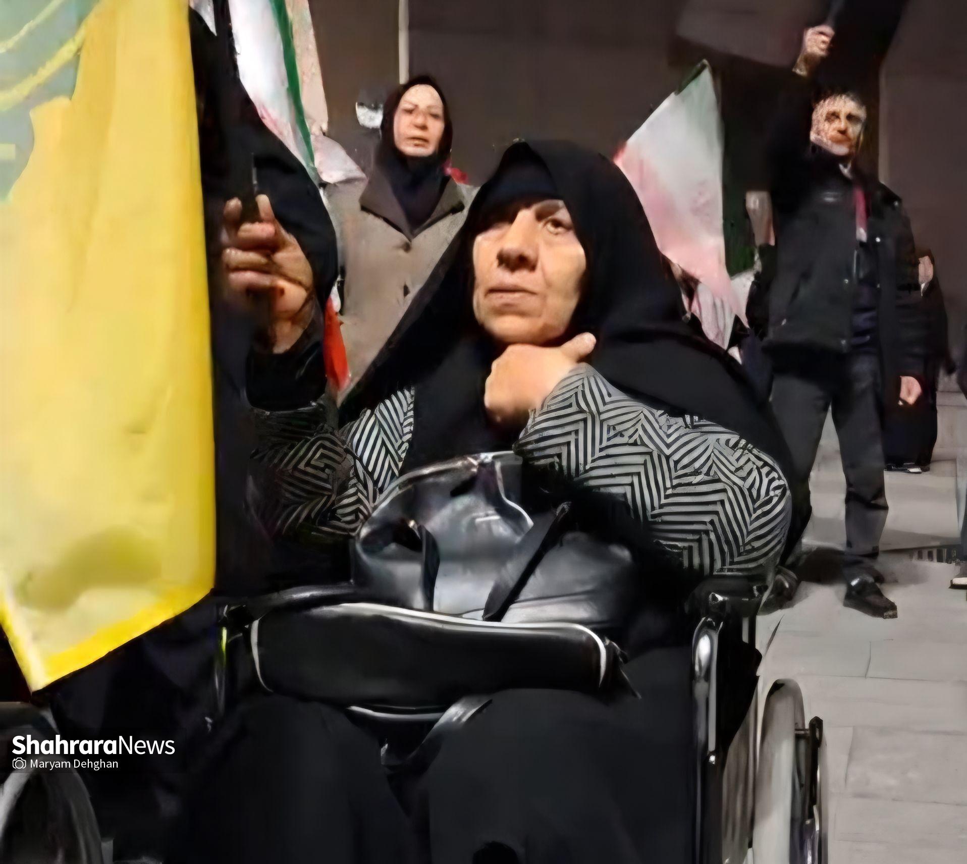 ویدئو | مادر و دختر تهرانی در مشهد: نباید خیابان را خالی کنیم