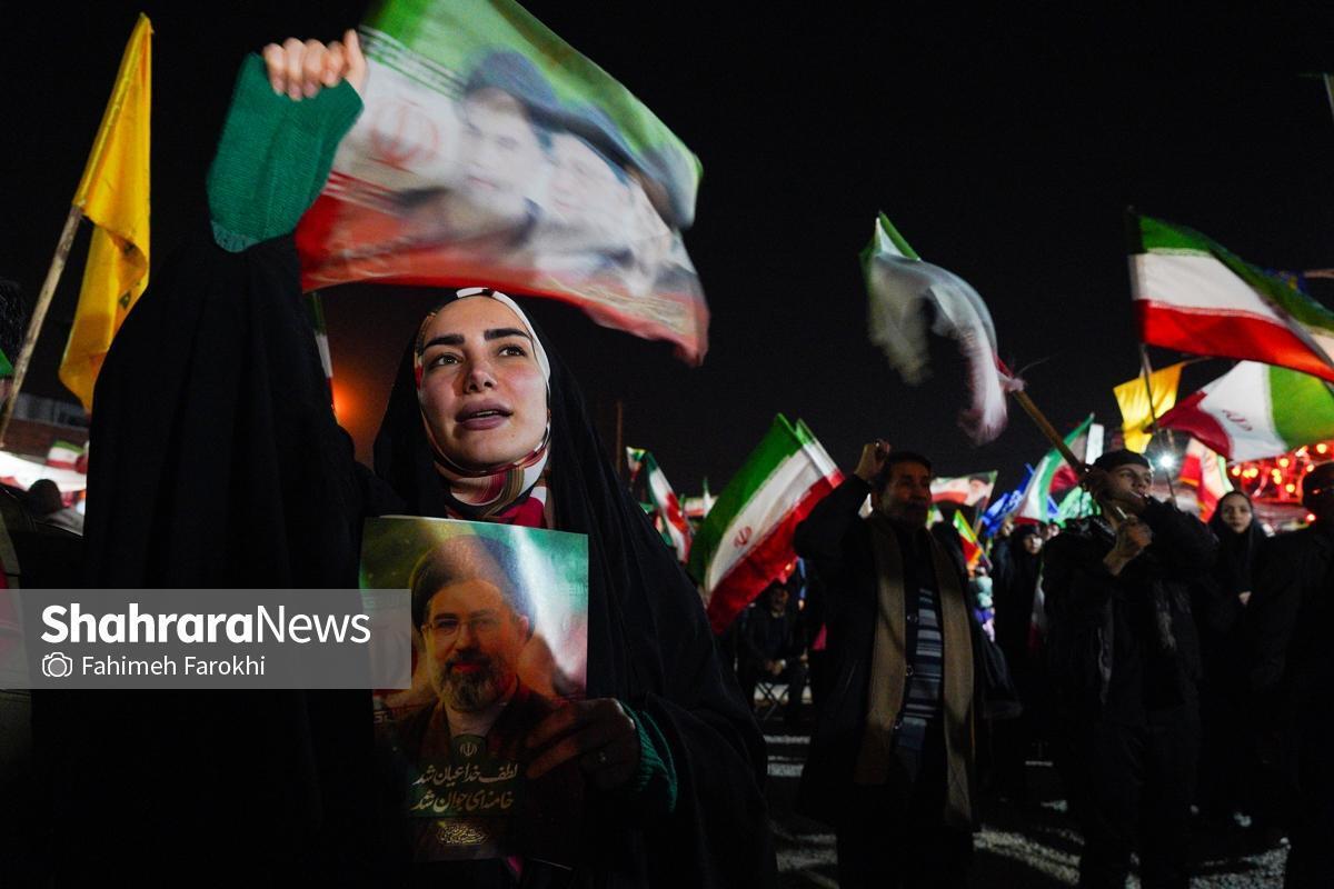 مشهد زیر باران، به وقت استغاثه امام زمان (عج) | سی‌ودومین خروش شبانه مشهدی‌ها در سنگر خیابان + فیلم
