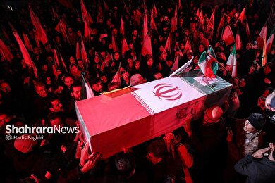 گزارش تصویری | سی‌وسومین شب حضور حماسی مردم مشهد در خیابان‌ها | مراسم وداع با پیکر شهدای امنیت در میدان فلسطین