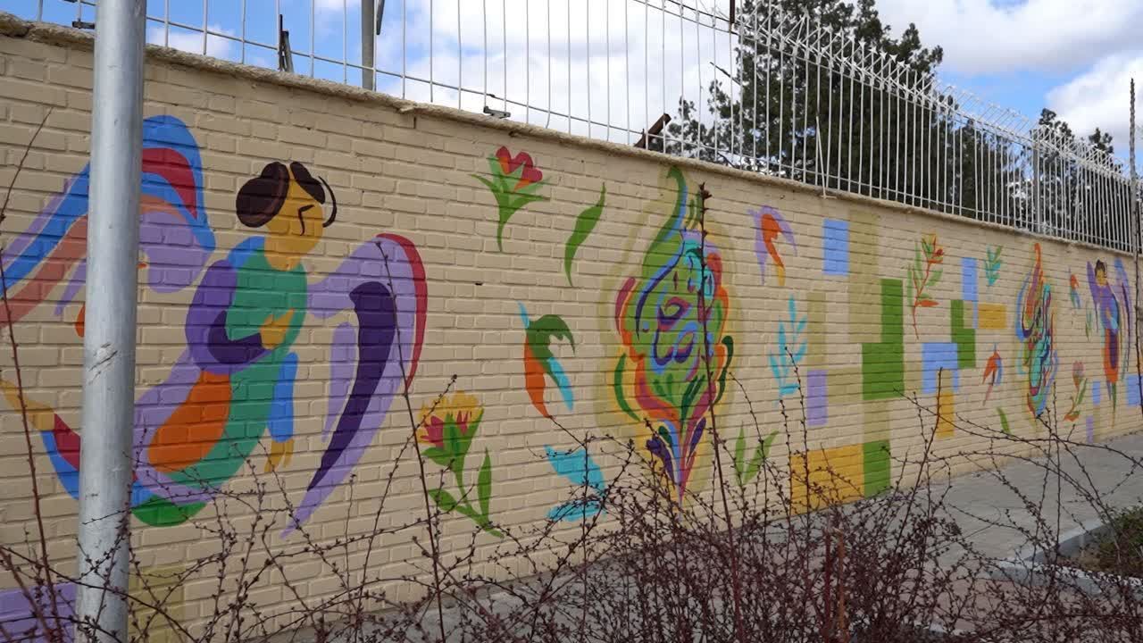 دیوار‌هایی که با دستان بانوی هنرمند مشهدی، جان گرفته است