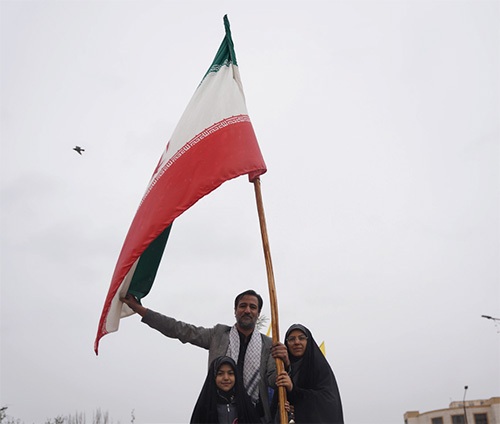 روایتی از علمداری خاص مشهدیها | این پرچم زمین نمیماند روایتی از علمداری خاص مشهدیها | این پرچم زمین نمیماند