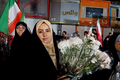 گزارش تصویری | توزیع ۲۰ هزار شاخه گل توسط مهاجران افغانستانی در میان مردم تهران