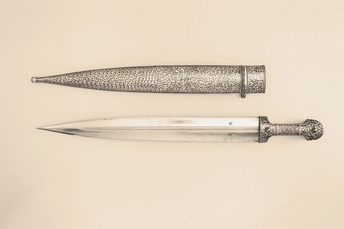 مطبوعات قاجار و ناپهلوانانی که برخلاف سنت پهلوانی به جای دست، مال مردم مشهد را می&zwnj;گرفتند | پهلوانان کژ رفتار