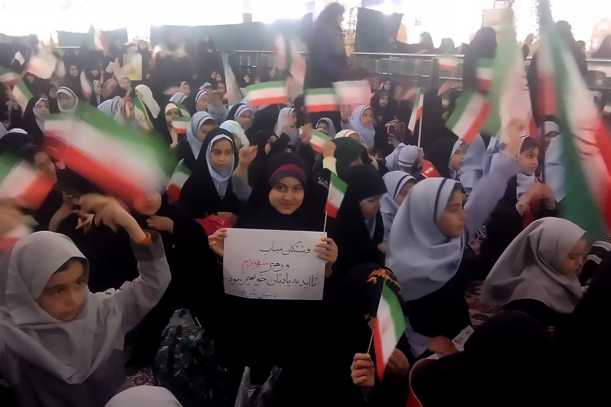 قلب ده&zwnj;ها هزار دانش&zwnj;آموز مشهدی در سوگ فرشته&zwnj;های پرکشیده میناب | مراسم چهلم شهادت دانش آموزان مدرسه شجره طیبه در حرم مطهر رضوی