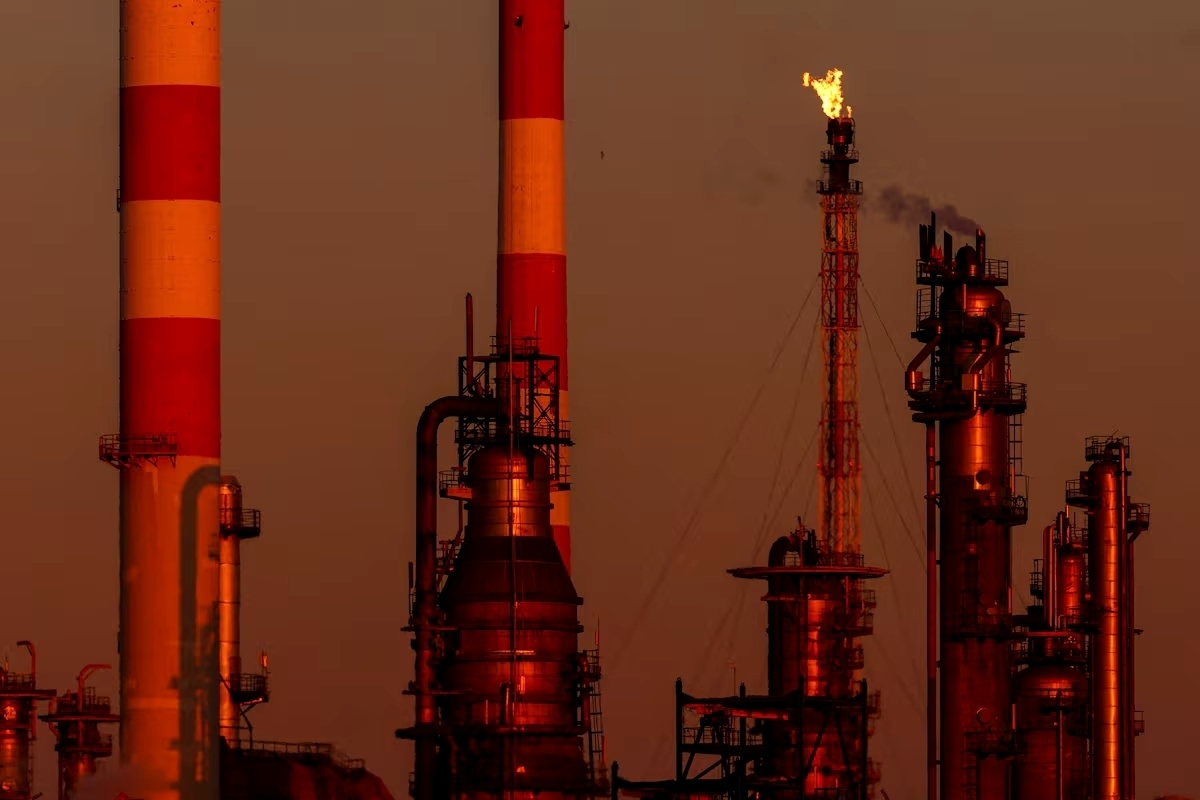 رویترز: عوارض در تنگه هرمز قیمت‌های بالاتر انرژی را تثبیت می‌کند