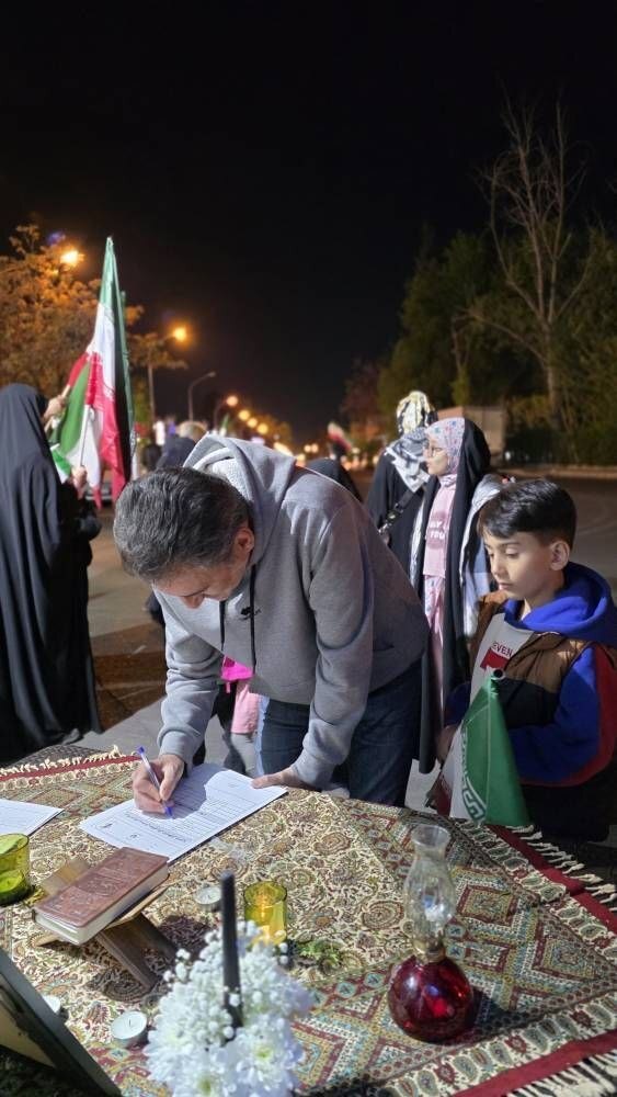 حضور وحید آقاپور در «پاتوق وطن» برای پر کردن فرم «نیروهای مردمی مدافع وطن» + تصاویر