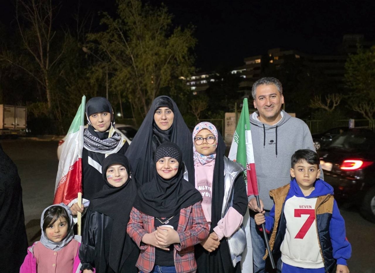 حضور وحید آقاپور در «پاتوق وطن» برای پر کردن فرم «نیروهای مردمی مدافع وطن» + تصاویر