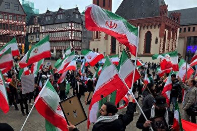 گزارش تصویری | افغانستانی‌ها و ایرانی‌ها زیر یک پرچم در سنگر خیابان‌های فرانکفورت