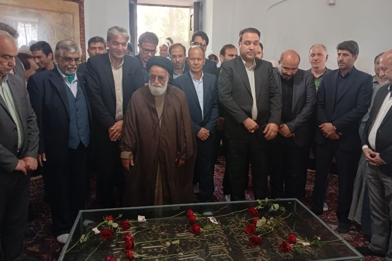 همزمان با روز ملی بزرگداشت عطار؛ آرامگاه این شاعر بزرگ گلباران شد + عکس همزمان با روز ملی بزرگداشت عطار؛ آرامگاه این شاعر بزرگ گلباران شد + عکس