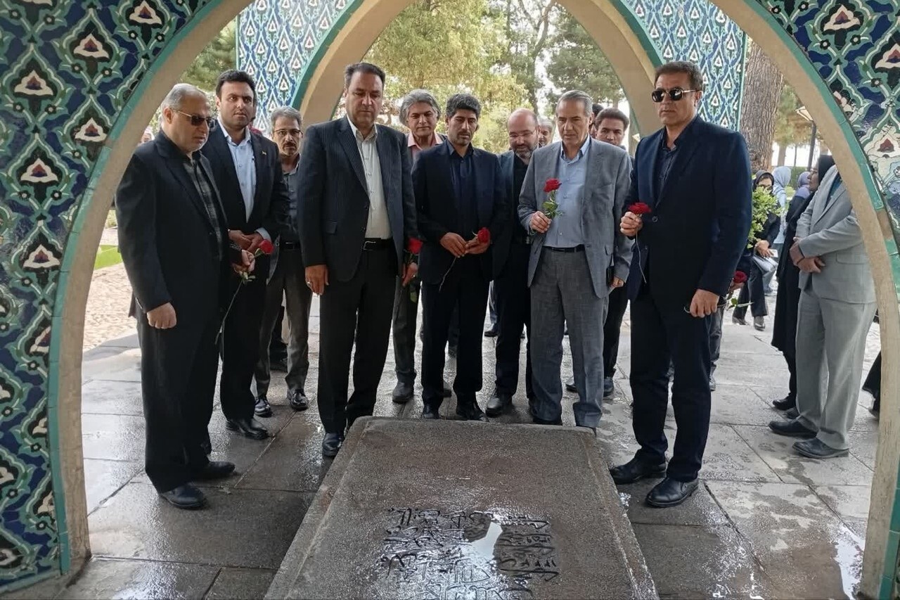 همزمان با روز ملی بزرگداشت عطار؛ آرامگاه این شاعر بزرگ گلباران شد + عکس همزمان با روز ملی بزرگداشت عطار؛ آرامگاه این شاعر بزرگ گلباران شد + عکس