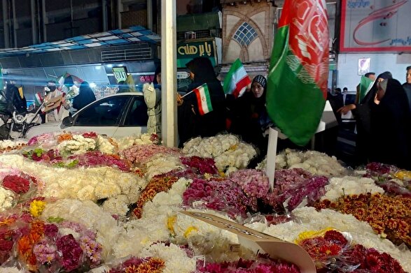 روز‌های همدلی | توزیع هزاران شاخه گل توسط افغانستانی‌ها بین مردم تهران + فیلم