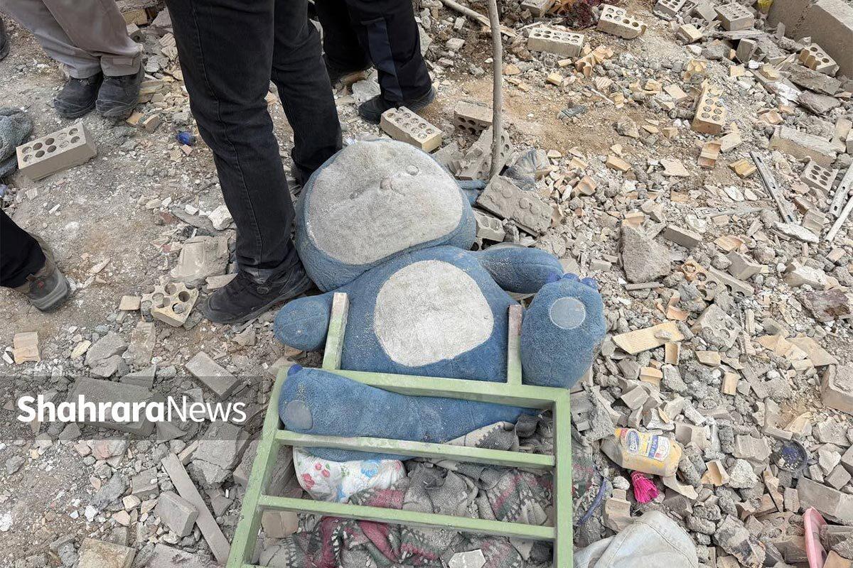 ویدئو| لحظه وصال پدری با پیکر دختر شهیدش